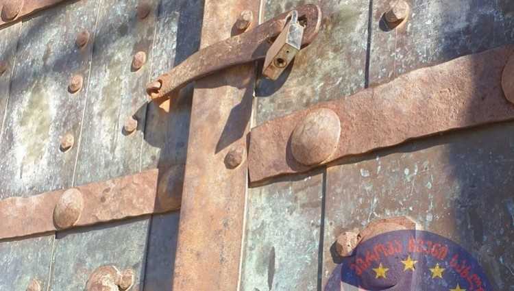 გელათის მონასტრის ძირითად ტაძარს ბოქლომი დაადეს