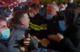 აშშ-ის მოქალაქე რუსთაველზე პოლიციას ცემაში ადანაშაულებს