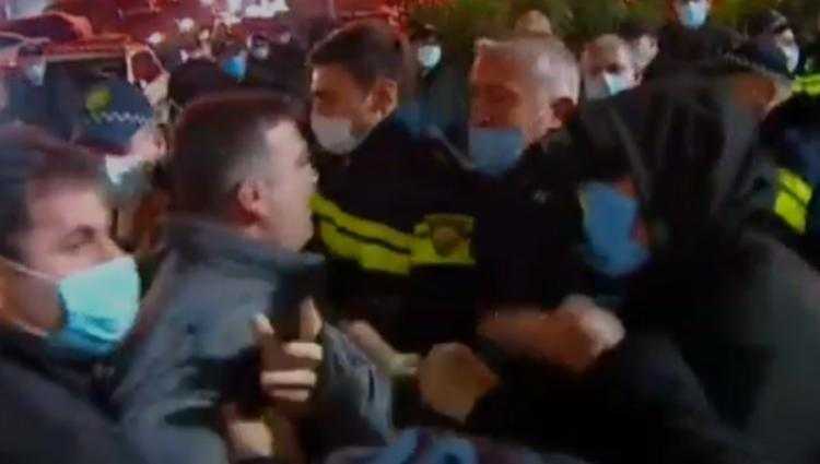 აშშ-ის მოქალაქე რუსთაველზე პოლიციას ცემაში ადანაშაულებს