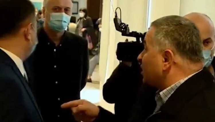 "გადი, ნუ ავრცელებს კორონას აქ" - დაპირისპირება ბათუმის საკრებულოში