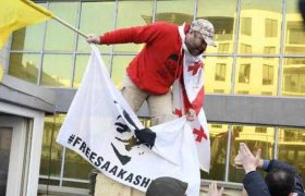 "არ ჩამოდიოდა და ძალით ჩამოიყვანეს" - რატომ დააკავეს ბესიკ თამლიანი "არ ჩამოდიოდა და ძალით ჩამოიყვანეს" - რატომ დააკავეს ბესიკ თამლიანი