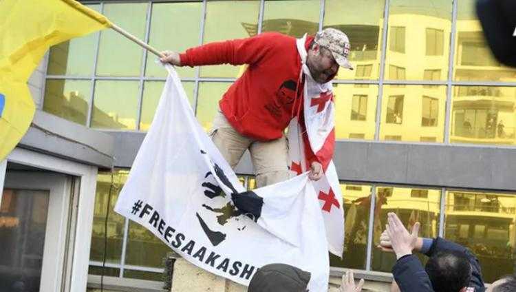 "არ ჩამოდიოდა და ძალით ჩამოიყვანეს" - რატომ დააკავეს ბესიკ თამლიანი