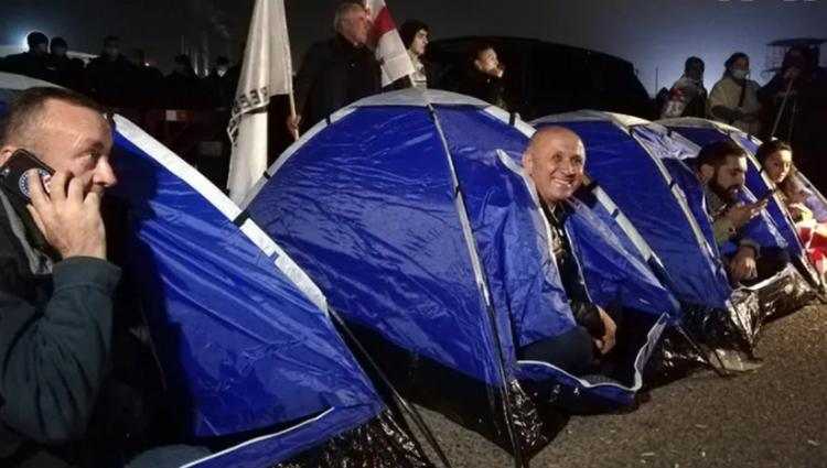 რუსთავის ციხესთან კარვები გაშალეს