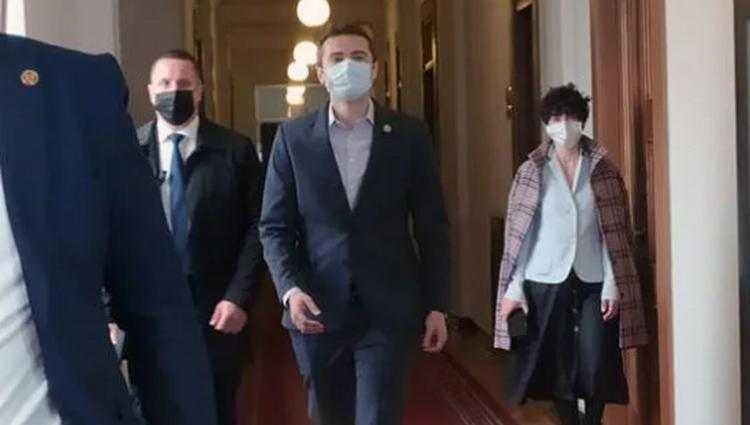 მოშიმშილე ელენე ხოშტარია პარლამენტში კახა კუჭავამ მოინახულა