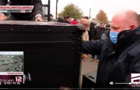 რუსთავის ციხესთან პოლიციამ აქციის ორგანიზატორებს სცენა წაართვა რუსთავის ციხესთან პოლიციამ აქციის ორგანიზატორებს სცენა წაართვა