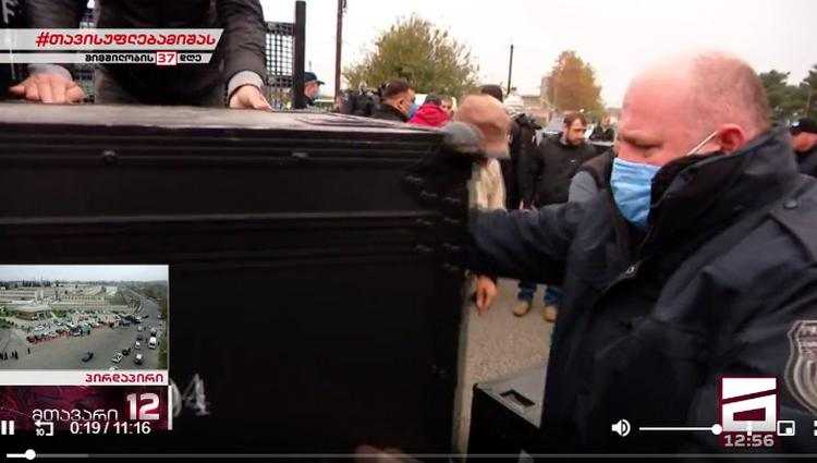 რუსთავის ციხესთან პოლიციამ აქციის ორგანიზატორებს სცენა წაართვა
