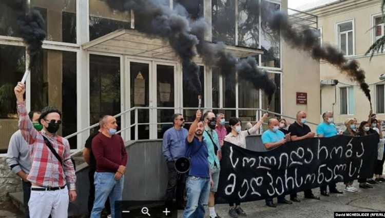 „რუსთავის სამშობიარო სახლი“ ერთი წლის განმავლობაში ხელფასს მხოლოდ ორ თანამშრომელს ურიცხავდა
