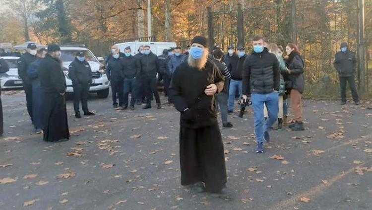 სალხინოს მონასტრიდან განკვეთილი 4 ბერი პოლიციაში გადაიყვანეს