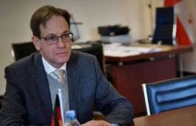 ქნირში - "ჩემი მეუღლის საქმიანობით ვამაყობ"