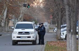 გორში ბავშვი სკოლის ჭიშკრამდე მიიყვანეს, მაგრამ სკოლაში არ შესულა - პოლიცია გოგონას ეძებს გორში ბავშვი სკოლის ჭიშკრამდე მიიყვანეს, მაგრამ სკოლაში არ შესულა - პოლიცია გოგონას ეძებს