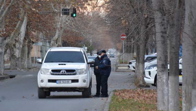 გორში ბავშვი სკოლის ჭიშკრამდე მიიყვანეს, მაგრამ სკოლაში არ შესულა - პოლიცია გოგონას ეძებს