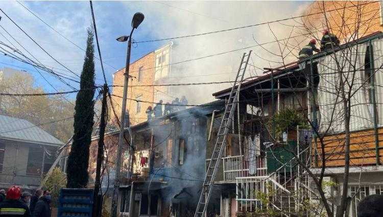 თბილისში მელიქიშვილზე 2 ბინას ცეცხლი გაუჩნდა