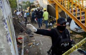 მექსიკაში ტრაილერი გადაბრუნდა - 53 ადამიანი დაიღუპა, 58 დაშავდა