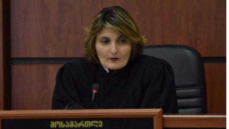 "რუსთავში მოსამართლე პართენიშვილმა ქურდულ სამყაროსთან კავშირის მქონე 5 პირი გამოუშვა"