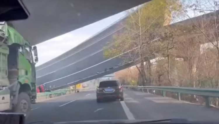 ჩინეთში ესტაკადა საყრდენი ბოძებიდან გადმოვარდა - ვიდეო