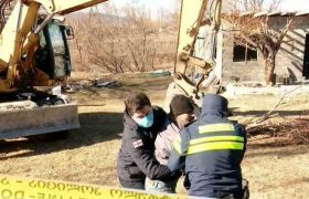 „ჩემი ხელით დავანგრევ, დავიღუპები...არ დაანგრიოთ" - ორხევში ბულდოზერმა სახლებს გადაუარა