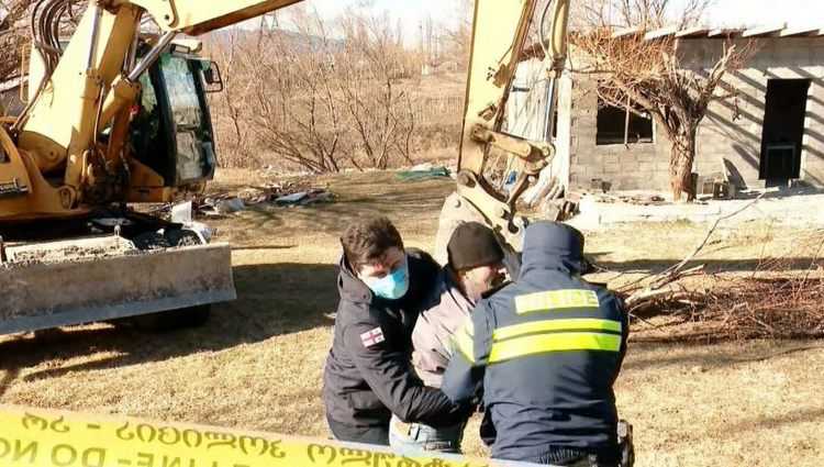 „ჩემი ხელით დავანგრევ, დავიღუპები...არ დაანგრიოთ" - ორხევში ბულდოზერმა სახლებს გადაუარა