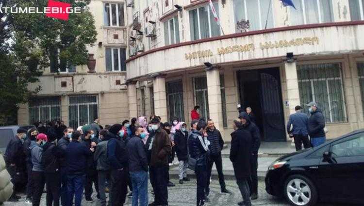 ბათუმში კორპუსის ჩამონგრევისთვის დაკავებული მუშების ახლობლებმა მათი გათავისუფლება მოითხოვეს