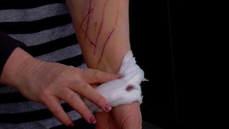 მზია მამრიკიშვილმა ქუთაისში პროკურატურასთან მაკრატლით ხელი დაისერა