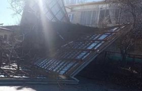 ბოდბისხევში ძლიერმა ქარმა მოხუცთა თავშესაფარს სახურავი გადახადა