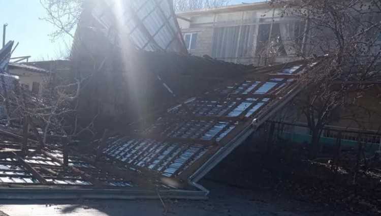 ბოდბისხევში ძლიერმა ქარმა მოხუცთა თავშესაფარს სახურავი გადახადა