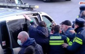 ხმაური და დაპირისპირება მთავრობის კანცელარიასთან - პოლიციამ 8 აქტივისტი დააკავა ხმაური და დაპირისპირება მთავრობის კანცელარიასთან - პოლიციამ 8 აქტივისტი დააკავა