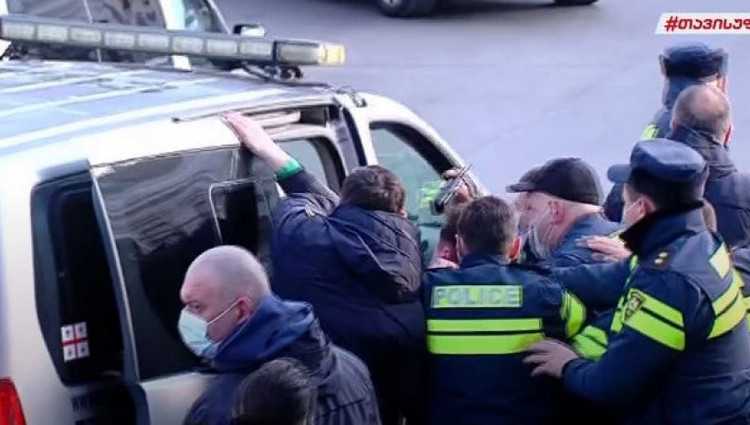 ხმაური და დაპირისპირება   მთავრობის კანცელარიასთან - პოლიციამ 8 აქტივისტი დააკავა