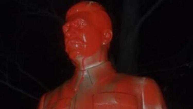 გორში სტალინის ძეგლი სისხლისფრად შეღებეს