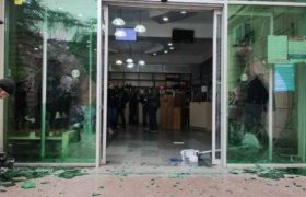 ქუთაისის მერიას მამაკაცმა მინები ჩაუმსხვრია