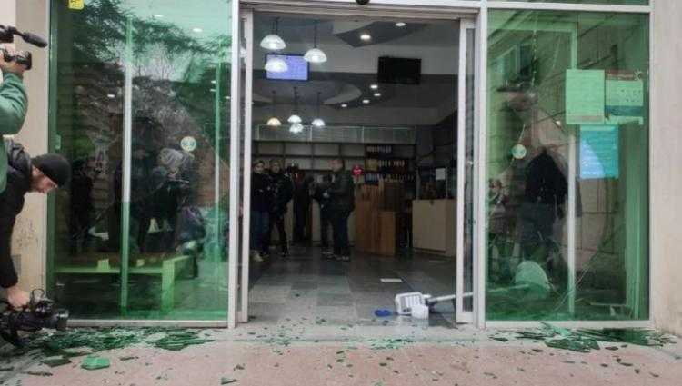 ქუთაისის მერიას მამაკაცმა მინები ჩაუმსხვრია