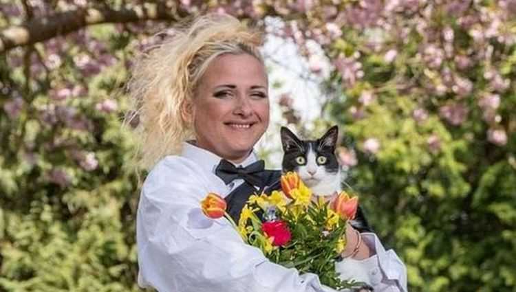 ლონდონში ქალი საკუთარ კატაზე დაქორწინდა