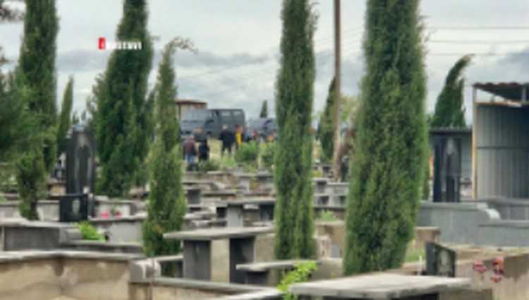 "რუსთავის სასაფლაოდან ეკლესია მოგვპარეს"