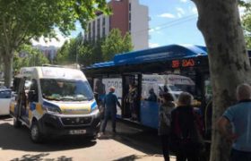 თბილისში ქმარმა ცოლს ავტობუსში, მცირეწლოვანი შვილების თანდასწრებით, ყელი გამოჭრა