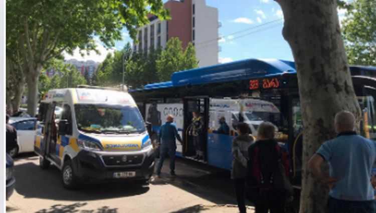 თბილისში ქმარმა ცოლს ავტობუსში, მცირეწლოვანი შვილების თანდასწრებით, ყელი გამოჭრა