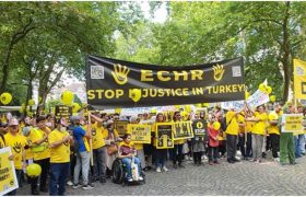 ადამიანის უფლებები - მომიტინგეები სასამართლოს თურქეთის წინააღმდეგ მოქმედებისკენ მოუწოდებენ