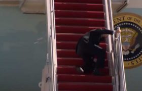 ჯო ბაიდენი თვითმფრინავში ასვლისას კიბეზე წაიქცა - ვიდეო