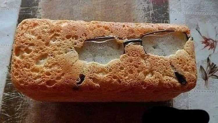 „ვუყურებ პურს და.... ისიც მიყურებს" - პურში სათვალე აღმოჩნდა