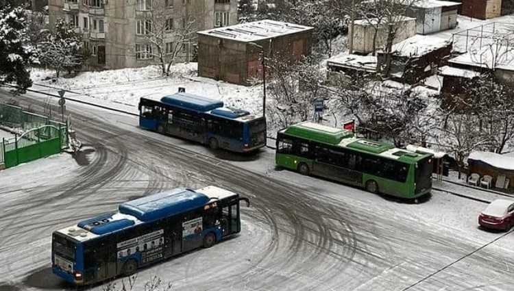 „ნუცუბიძის მეოთხე პლატოზე საზოგადოებრივი ტრანსპორტის მოძრაობა შეფერხებულია"